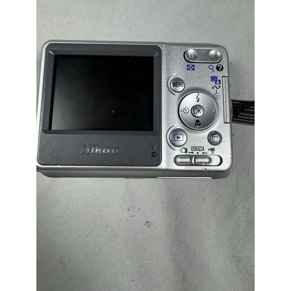 Nikon Coolpix L4 4MP Digital Camera Silver 3x Zoom Untested Parts Repair